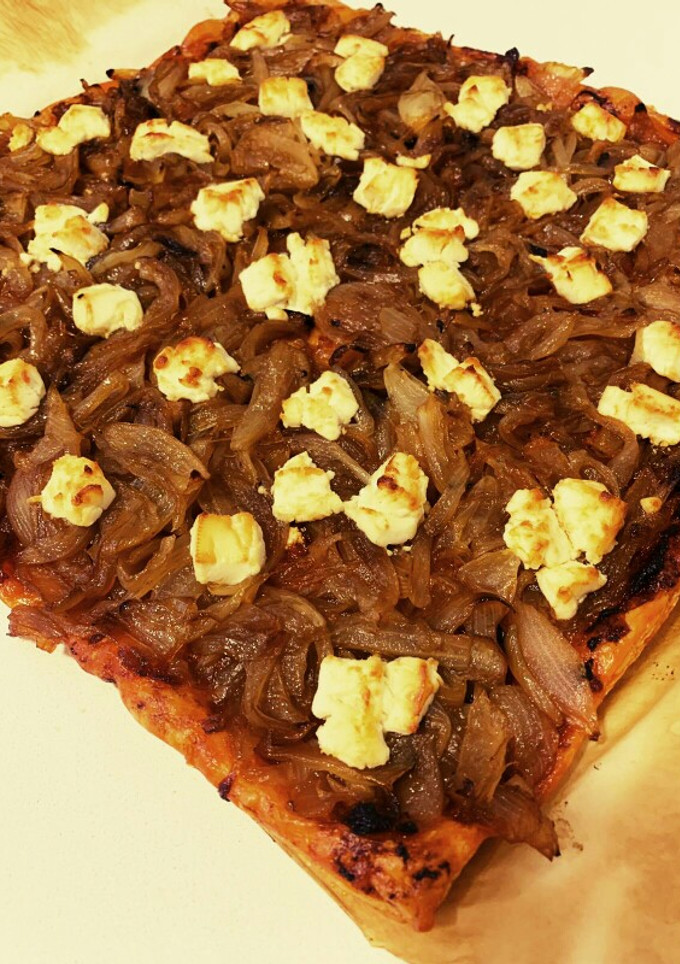 Una foto de Hojaldre "mallorquín" con queso de cabra