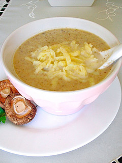 Una foto de Crema de setas shiitake con pasta fresca