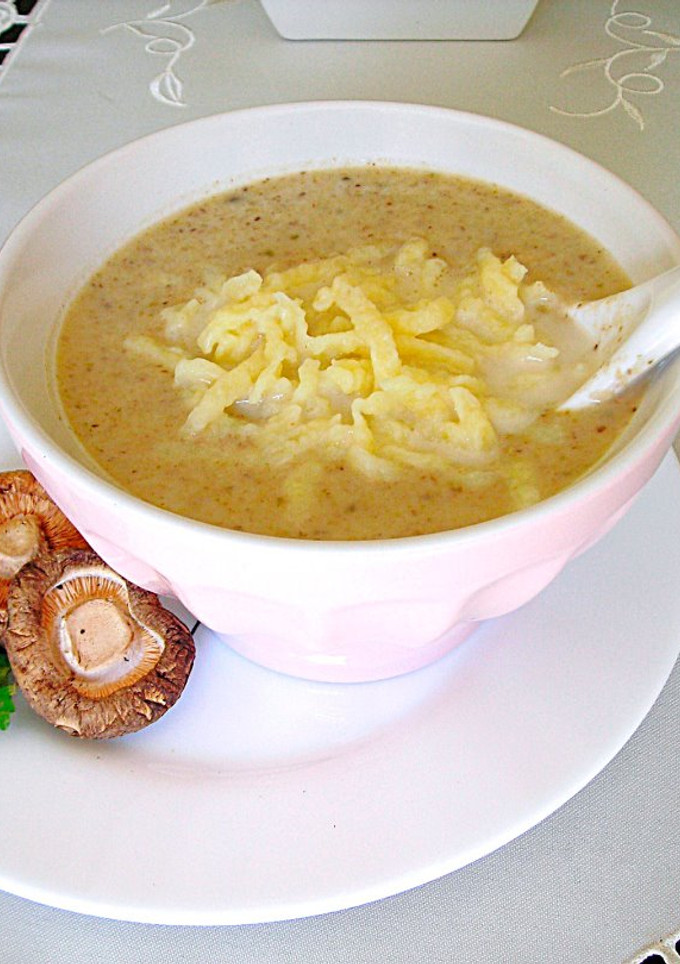 Una foto de Crema de setas shiitake con pasta fresca