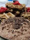 Waffles con helado de chocolate