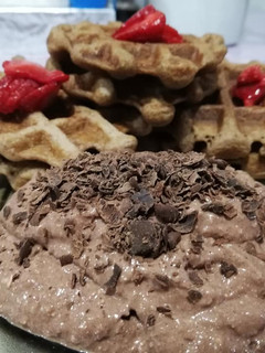 Una foto de Waffles con helado de chocolate
