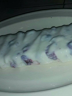 Una foto de Postre helado de frutillas y casancrem