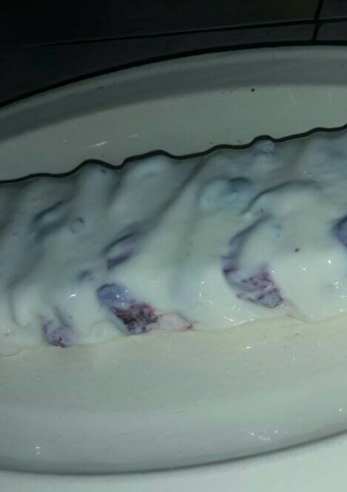 Una foto de Postre helado de frutillas y casancrem