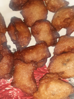 आटे के कुरकुरे पुए(AATE KE KURKURE PUE RECIPE IN HINDI) रेसिपी मुख्य फोटो