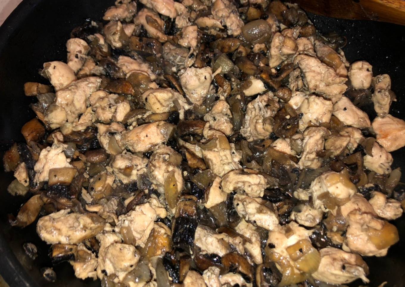 Pechuga guisada con champiñones maduros