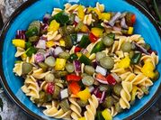 Una foto de ensalada de garbanzo pimiento