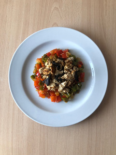 Una foto de Tofu con algas y verduras