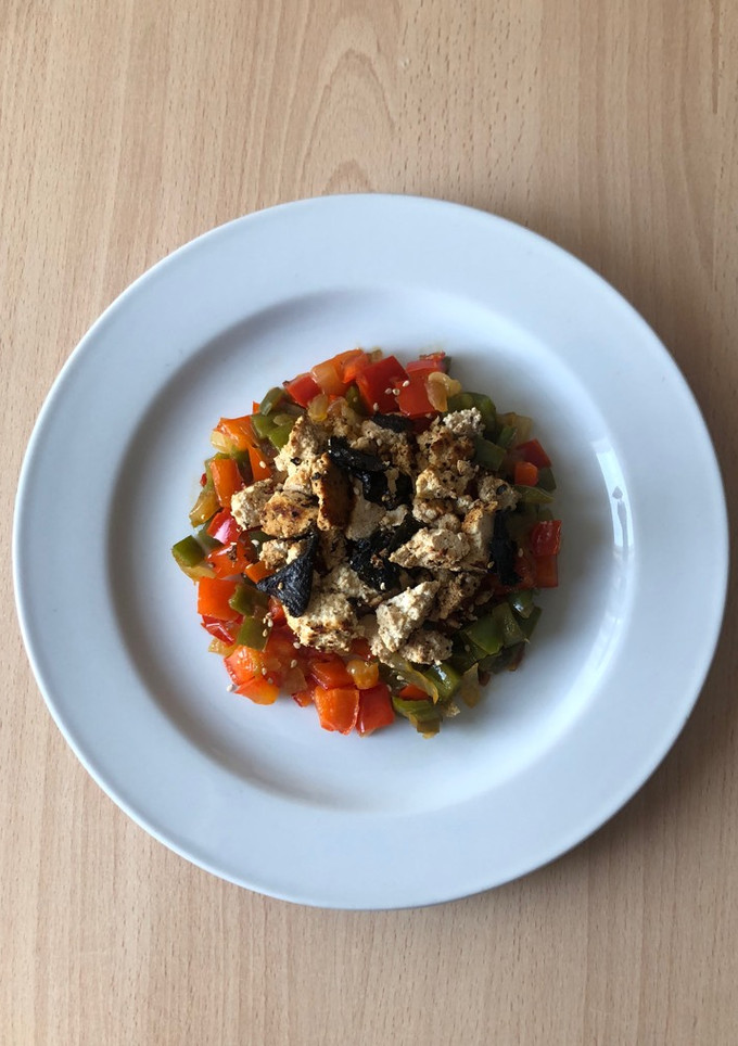 Una foto de Tofu con algas y verduras