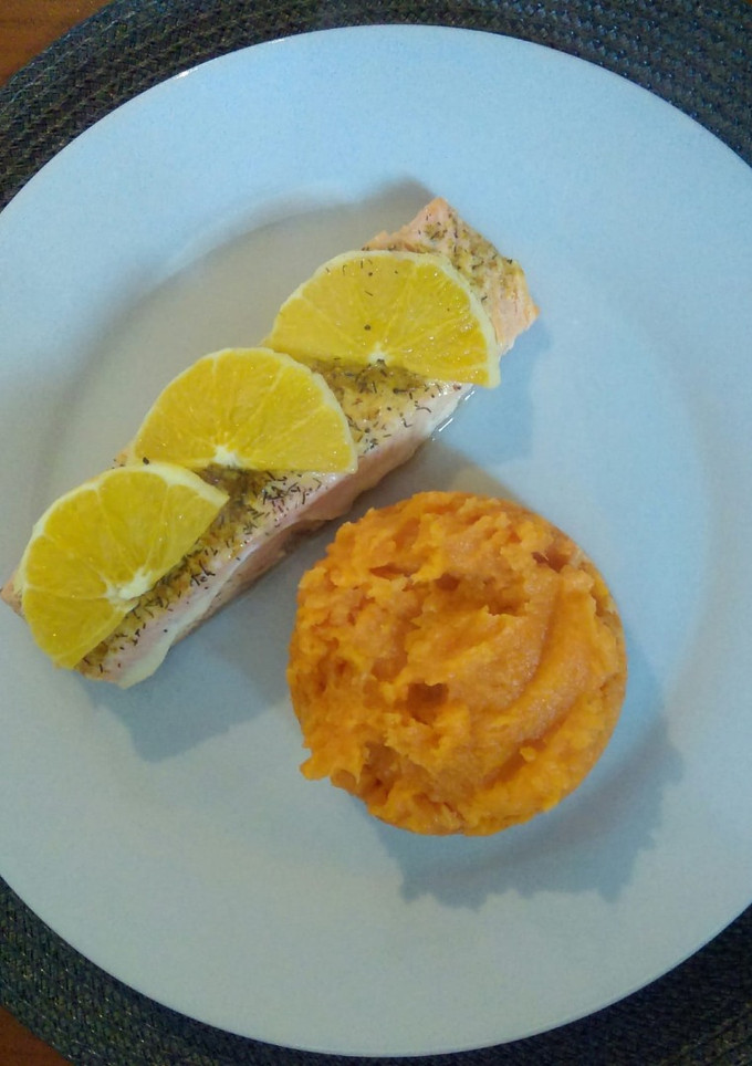 Una foto de Salmón en papillote con puré de chirivía, zanahoria y batata