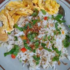 A picture of Nasi goreng putih plus kim chi.