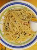 Pasta con hogao, albahaca y huevo duro