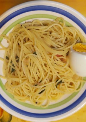 Una foto de Pasta con hogao, albahaca y huevo duro
