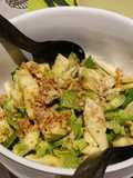 Insalata con avocado, mele e noci