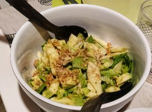 Foto di Insalata con avocado, mele e noci