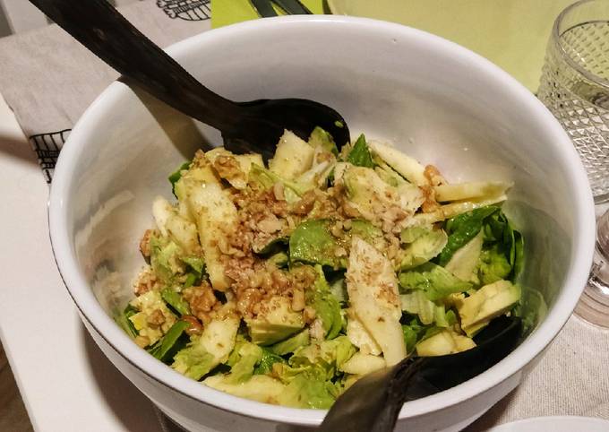 Passaggi a Fai Ultimate Insalata con avocado, mele e noci