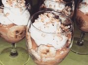 Une photo de dessert chantilly banane