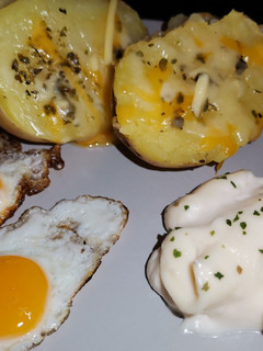 Una foto de Patatas cocidas con salsa de tomillo