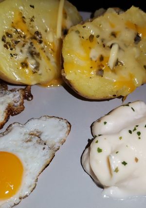 Una foto de Patatas cocidas con salsa de tomillo