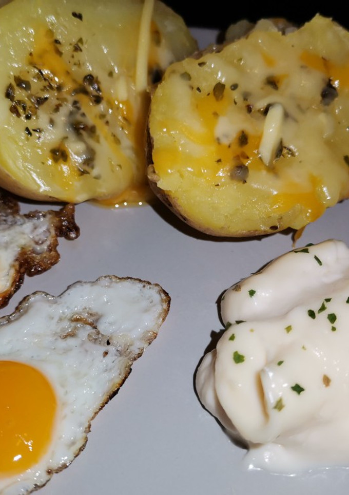 Una foto de Patatas cocidas con salsa de tomillo