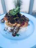 Pollo relleno en salsa de champiñones