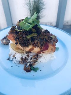 Una foto de Pollo relleno en salsa de champiñones