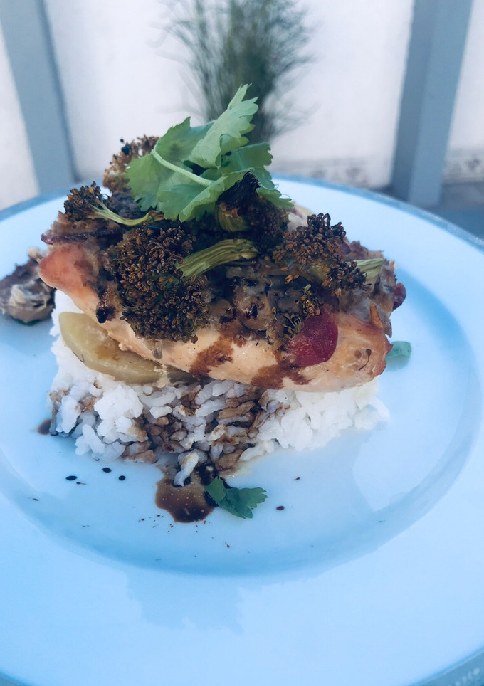 Una foto de Pollo relleno en salsa de champiñones