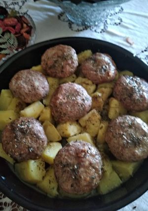 Φωτογραφία της συνταγής Μπιφτέκια με πατάτες στο φούρνο