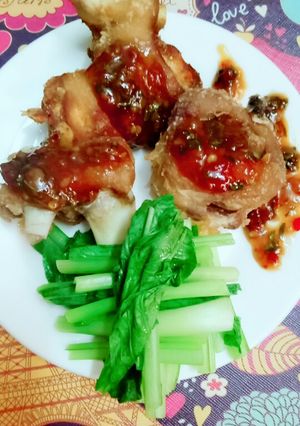 Hình của món Giò heo chiên giòn sốt thái & cải bẹ xanh hấp cách thủy.