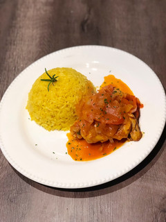 Una foto de Pollo a la portuguesa con arroz pilaf