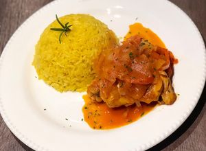 Una foto de Pollo a la portuguesa con arroz pilaf