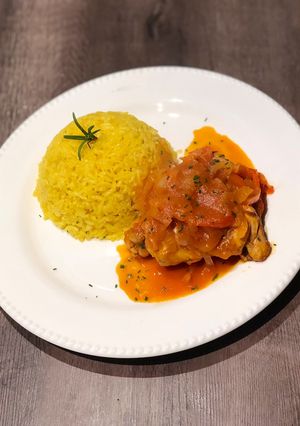 Una foto de Pollo a la portuguesa con arroz pilaf