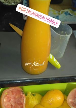 Una foto de Zumo naranja y pomelo
