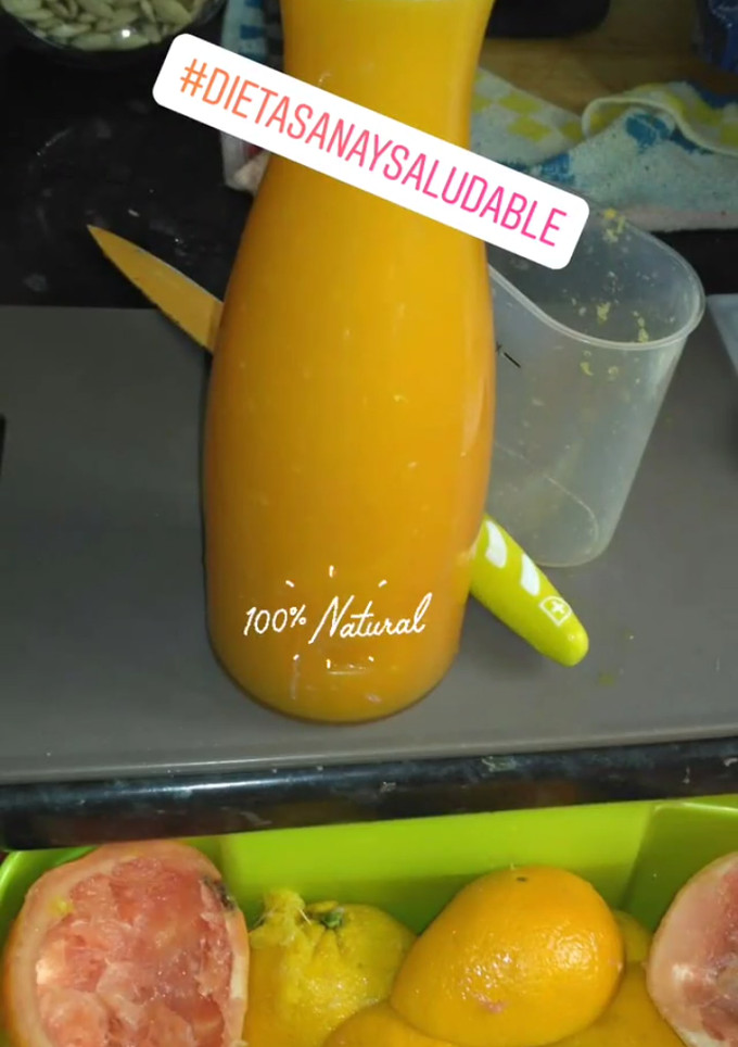 Una foto de Zumo naranja y pomelo