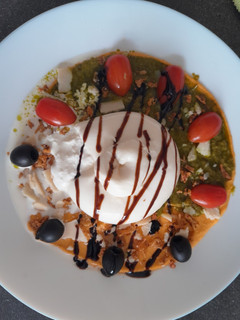 Una foto de Burrata de hummus picante y pesto