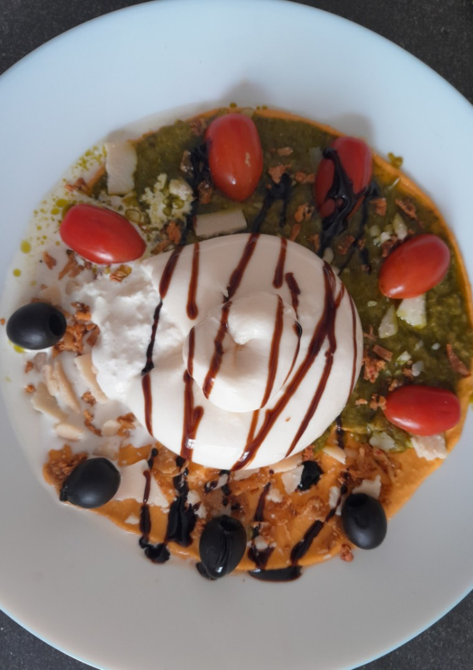 Una foto de Burrata de hummus picante y pesto