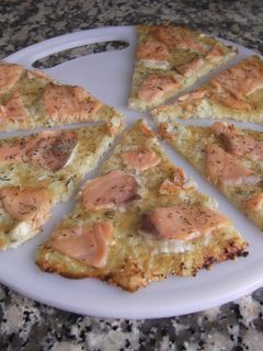 Una foto de Pizza-col de salmón ahumado y eneldo