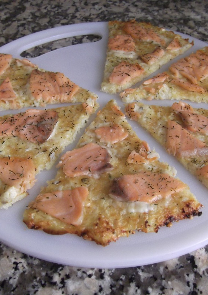 Una foto de Pizza-col de salmón ahumado y eneldo
