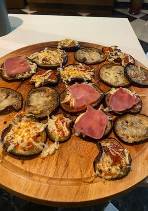 Una foto de Pizzitas de berenjena para conquistar a tu cita vegetariana