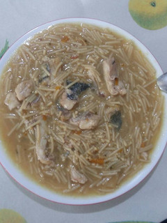 Una foto de Dorada con fideos de sopa