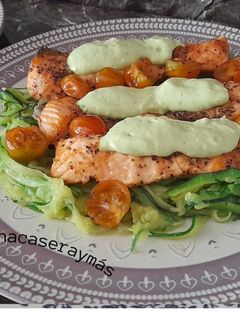 Una foto de Salmón con espaguetis de calabacín y salsa de yogur - en freidora de aire-