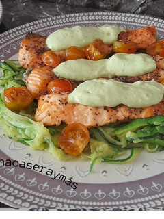 Una foto de Salmón con espaguetis de calabacín y salsa de yogur - en freidora de aire-