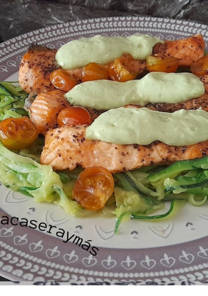 Una foto de Salmón con espaguetis de calabacín y salsa de yogur - en freidora de aire-