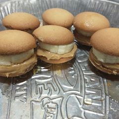 A picture of Vanilla wafer and banana snacks.