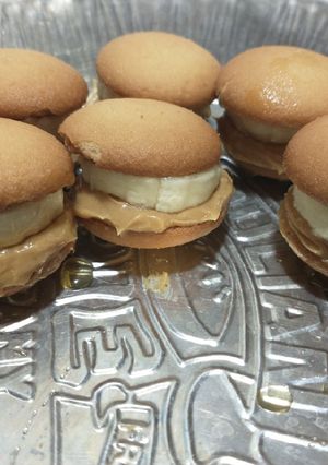 A picture of Vanilla wafer and banana snacks.