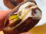 Dátiles Medjool o Medjoul rellenos con queso Feta de cabra apenas derretido y pistacho salado 🌴🐐🌳
