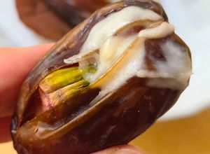Una foto de Dátiles Medjool o Medjoul rellenos con queso Feta de cabra apenas derretido y pistacho salado 🌴🐐🌳