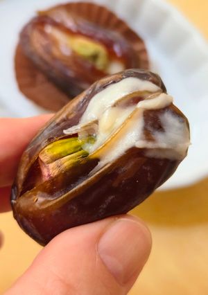 Una foto de Dátiles Medjool o Medjoul rellenos con queso Feta de cabra apenas derretido y pistacho salado 🌴🐐🌳