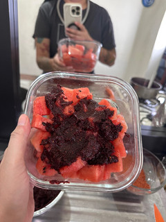 Una foto de Chamoy de jamaica y arándanos con sandía