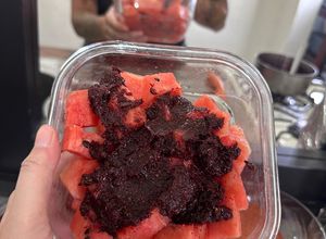 Una foto de Chamoy de jamaica y arándanos con sandía