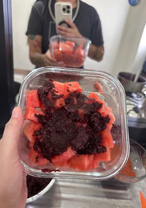 Una foto de Chamoy de jamaica y arándanos con sandía